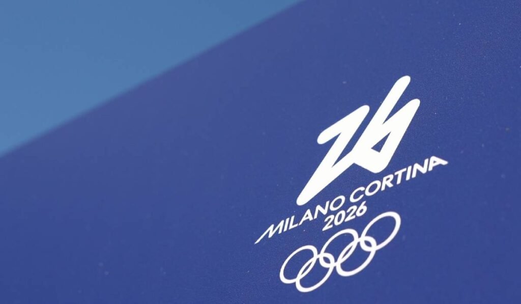 Sigla pentru Jocurile Olimpice de Iarna 2026 ce vor avea loc la Milano, logo-ul este scris cu alb pe fundal albastru