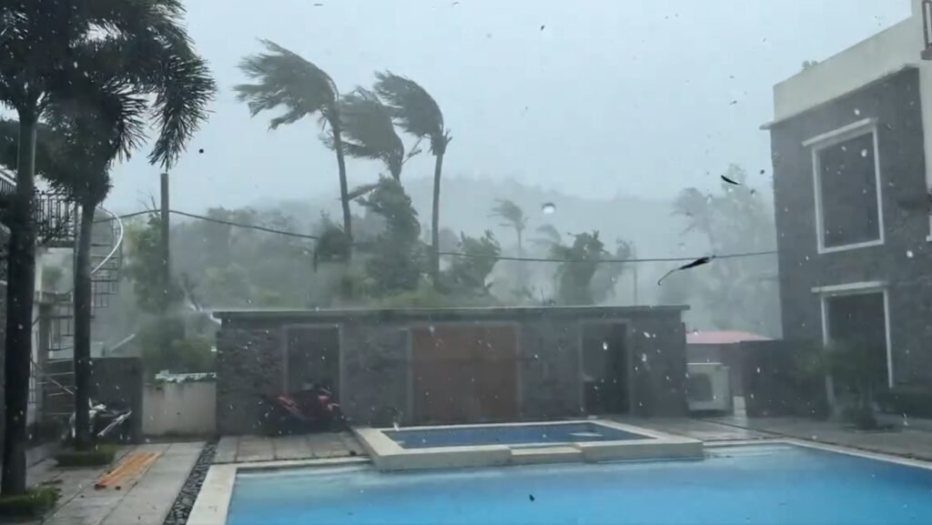 Super-taifunul Ragasa devastează țara, peste 10.000 de persoaneau fost evacuate