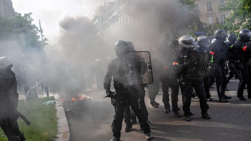 Sute de mii de oameni protestează în Franța. În unele orașe protestele au devenit violente Sute de mii de oameni protestează în Franța. În unele orașe protestele au devenit violente