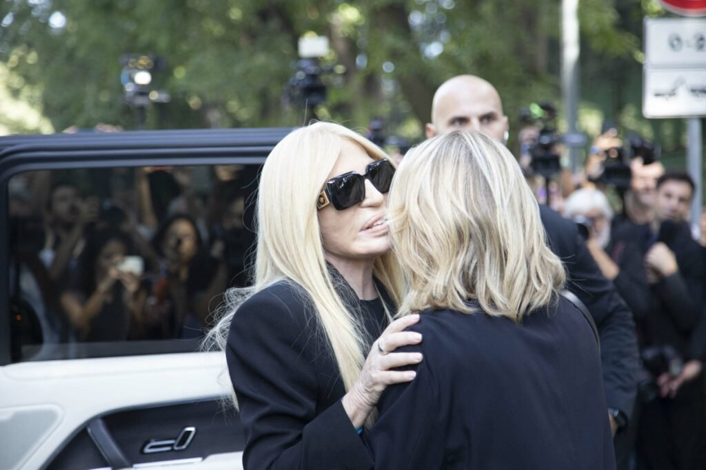 Sute de oameni la Milano i-au adus un ultim omagiu lui Giorgio Armani, legenda modei italiene, care a murit la 91 de ani