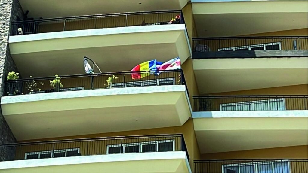 Tricolorul de la etajul 8