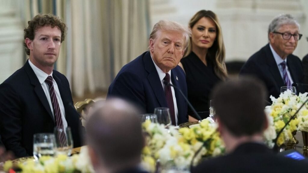 Președinte Donald Trump, centru, la o cină la Casa Albă pentru directorii marilor companii de tehnologie. Al[turi de el, asezati la masa, Prima Doamnă, Melania Trump, Mark Zuckerberg, Bill Gates, 4 septembrie 2025, Washington, Districtul Columbia, Statele Unite, pe masă se observa flori albe si galbene