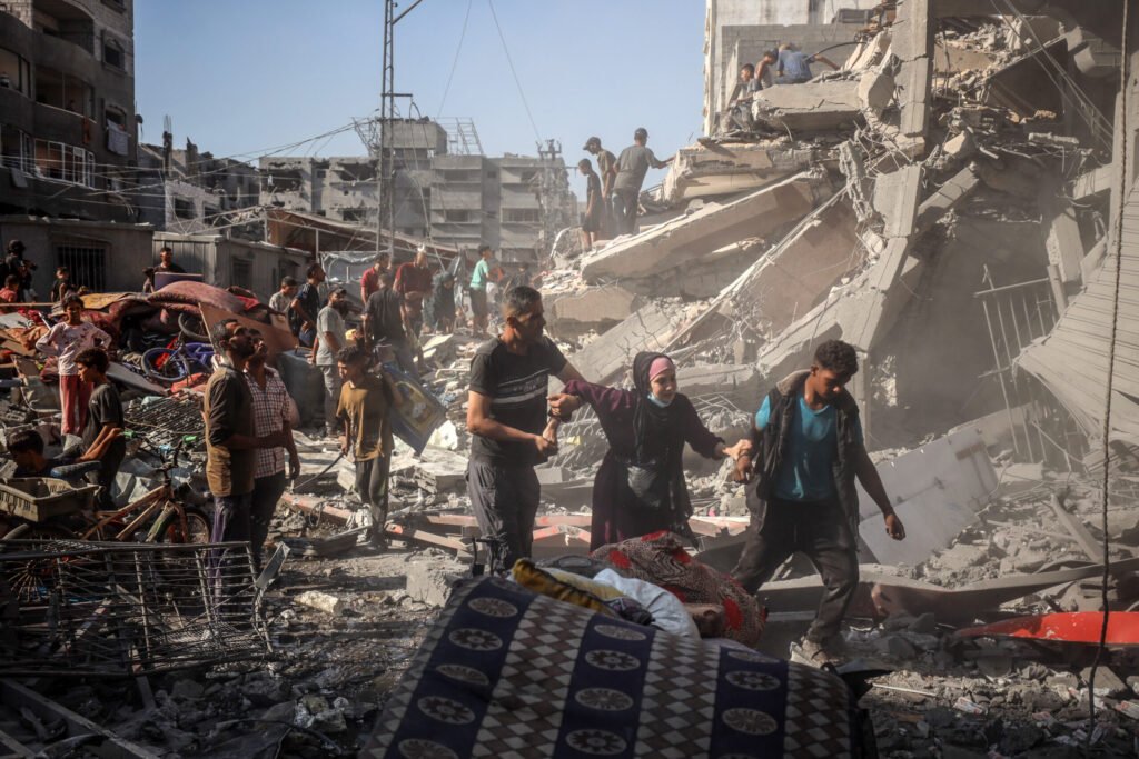 Trupele israeliene avansează în Gaza, mii de palestinieni fug din calea ofensivei