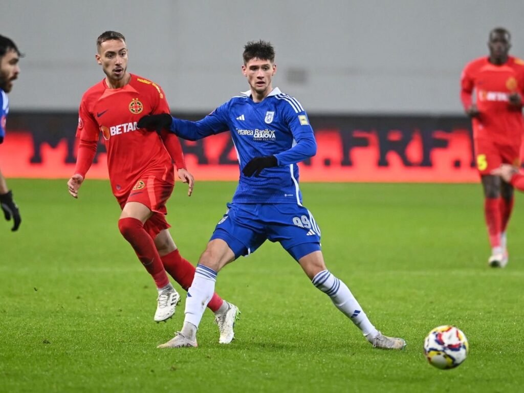 Vladislav Blanuță urmărește un balon în timpul meciului Universitatea CRiova - FCSB, decembrie 2023