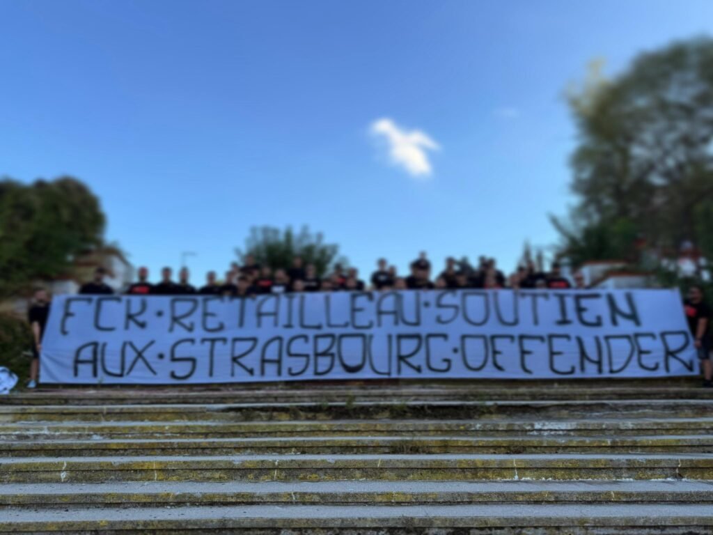 Ultrașii Dinamo au încercat să intre la meciul cu Petrolul cu un mesaj de susținere pentru gruparea neonazistă Strasbourg Offender