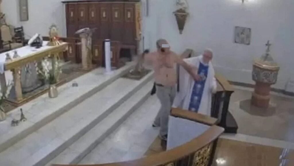 Un bărbat băut a intrat într-o biserică, a bătut preotul în timpul slujbei și a făcut praf altarul, în Polonia Un bărbat dezbrăcat de la brâu în sus a intrat într-o biserică și îl împinge pe preot, arătând pumnul spre el, în timpul slujbei, Polonia, 12 septembrie 2025