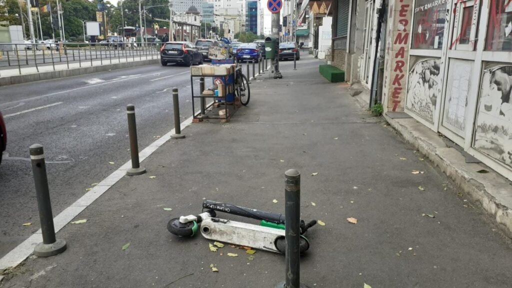 Un copil de 13 ani a murit după ce a căzut de pe trotinetă