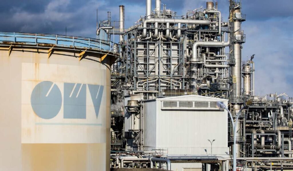 Rafinăria OMV din Viena cu rezervoare de combustibil și instalații industriale