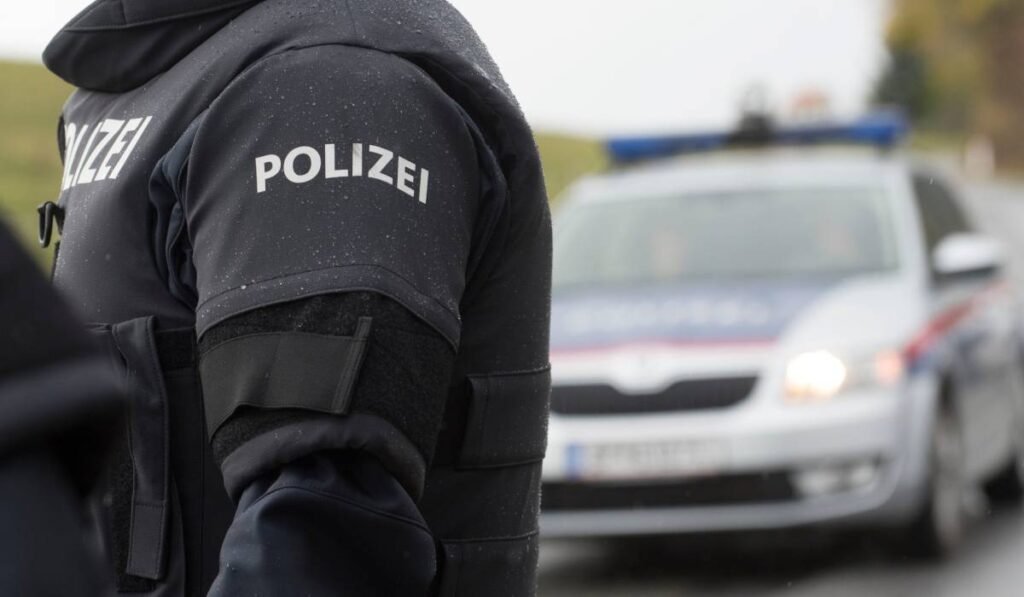 Un român a fost oprit de poliție pe o autostradă din Austria și dus imediat la secție. Ce ascunsese bărbatul în duba pe care o conducea Un polițist din Austria, îmbrăcat în uniforma de intervenție, în timp ce efectuează un control pe autostradă