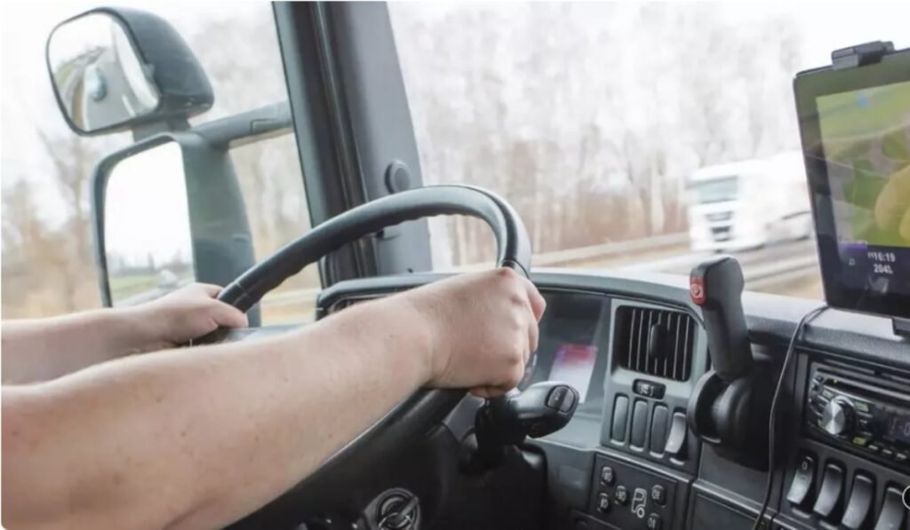 Un șofer aflat la volanul unui TIR