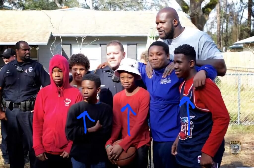 Shaquille O'Neal se fotografiază alături de niște copii cu care a jucat baschet în cartier, 2024