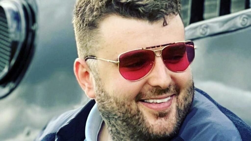 Victor Micula, închisoare cu executare, trei ani și o lună, pentru accesarea ilegală a bazelor de date MAI. Polițiștii complici au fost și ei condamnați prim plan cu Victor Micula, purtând ochelari de soare cu lentile roșii, o cămașă și un sacou, zâmbind