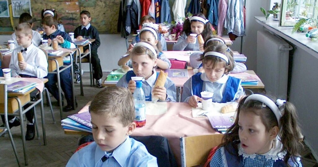 Viitorul elevilor din România, echivalentul unei mese calde de 15 lei. Ministrul Educației, despre ce mai înseamnă „Cornul și laptele“