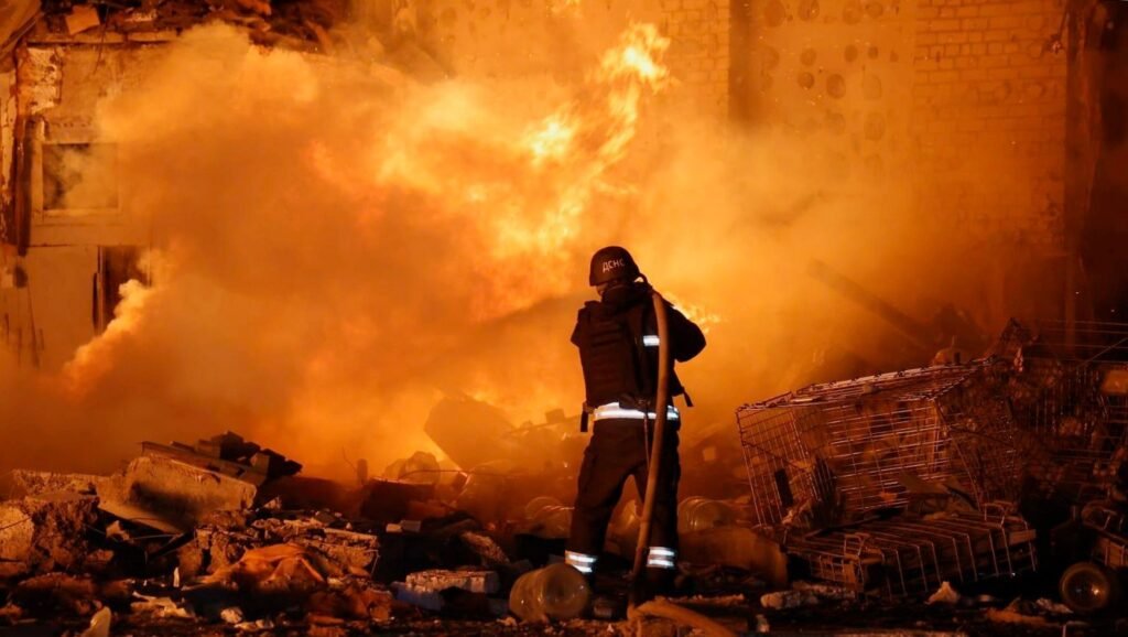 Ziua 1301 Universitate lovită de o dronă. Ucraina se răzbună la 6.000 km distanță. Armă rară a Rusiei, doborâtă. Zelenski cere sancțiuni mai dure, Trump îi spune să se înțeleagă cu Putin (Video)