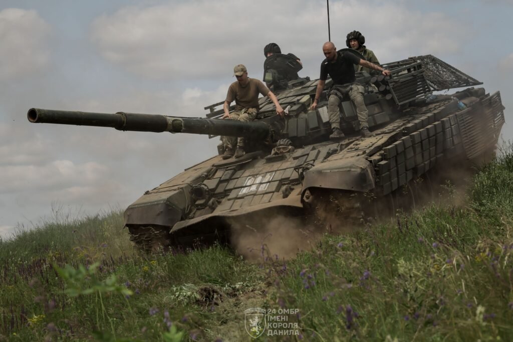 Ziua 1303 Drone rusești atacă masiv, ucrainenii lovesc de la mare distanță două rafinării. Gherasimov vorbește de „avansuri pe toate fronturile”, Zelenski îl contrazice