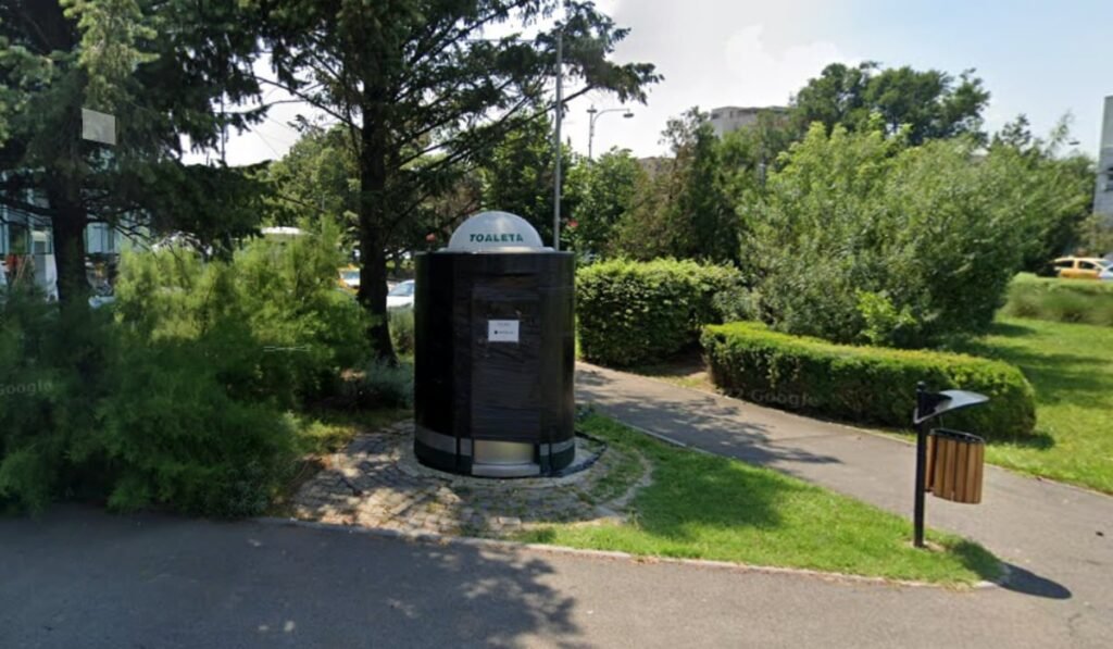 Toaleta publică situată pe Bulevardul Charles de Gaulle nr. 16