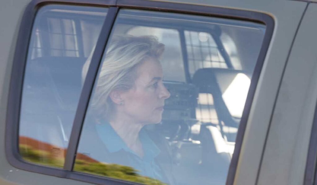 Ursula von der Leyen, președinta Comisiei Europene, văzută pe geamul unui elicopter