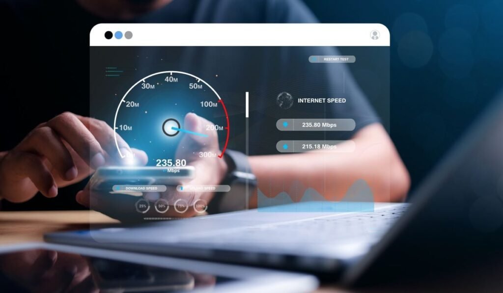 Mainile unui programator care lucrează pe laptop cu ecran virtual de măsurare a vitezei internetului, concept de internet și tehnologie, internet de mare viteză 6G