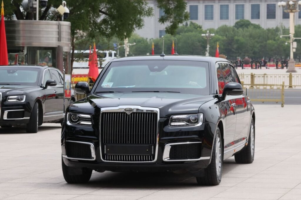 Limuzina Aurus Senat a președintele rus Vladimir Putin în fața Marii Săli a Poporului din Beijing, China, 2 septembrie 2025