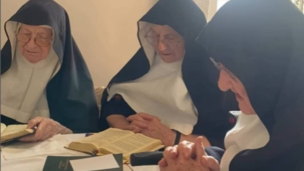 Imagine cu cele trei măicuțe rugându-se. Acestea stau pe scaune și au în față mai multe cărți