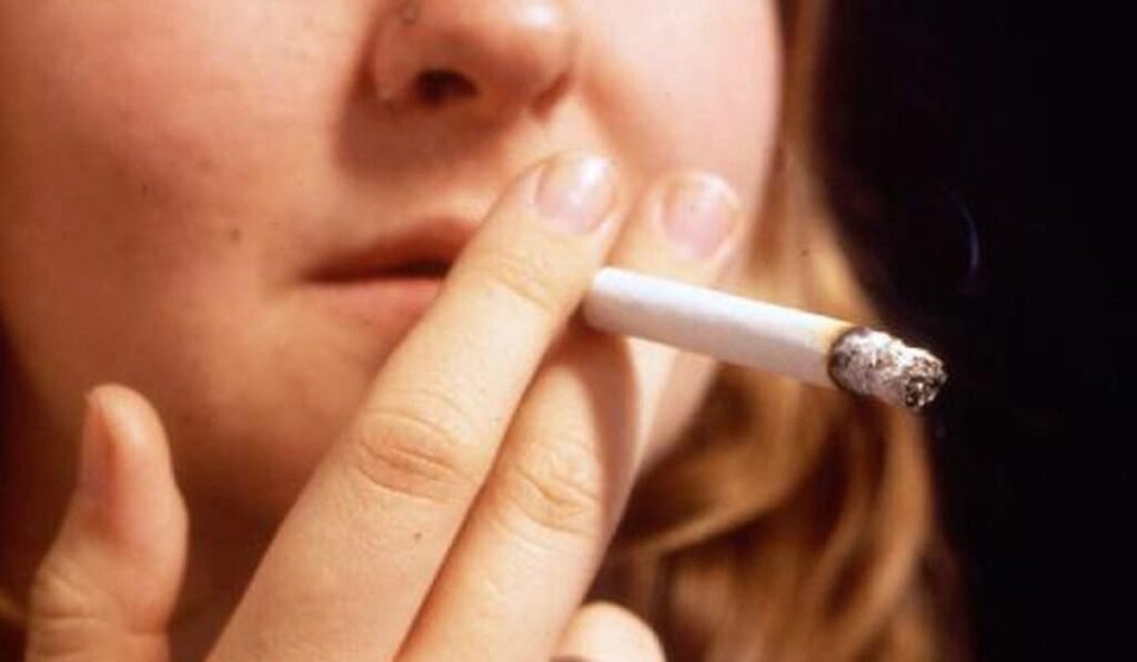 va fi interzis complet în spații publice, inclusiv pe plajă Femeie surprinsă în timp ce fumează