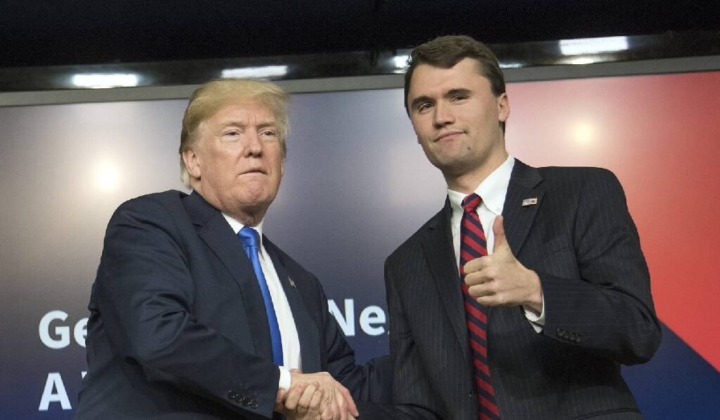 zeci de persoane au fost concediate pentru postări critice În imagine, Charlie Kirk (dreapta) dă mâna cu Donald Trump și pare mulțumit de felul în care a decurs întâlnirea
