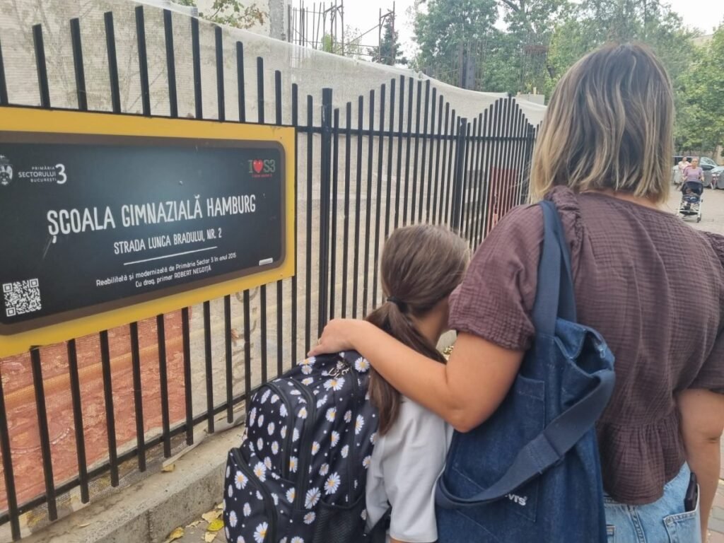 „Containerele sunt amplasate în afara școlii, în parcarea unui bloc și nu prezintă siguranță!”. La ce se referă femeia Elevă de clasa a treia împreună cu mama la scoala Hamburg din București.