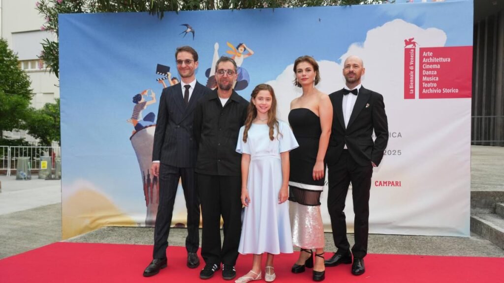 „Dinți de lapte”, regizat de Mihai Mincan și produs de deFilm, a primit cronici elogioase la Festivalul Internațional de Film de la Veneția