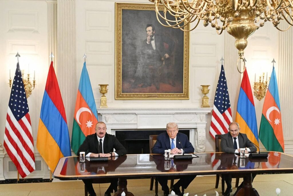 „Există provocări pentru implementarea Rutei Trump. Textul convenit e prea vag pentru a arăta calea de implementare” Președintele SUA, Donald Trump (C), președintele azerbaidjanului, Ilham Aliyev (S) și prim-ministrul armean, Nikol Pashinyan (D), susțin o conferință de presă după întâlnirea trilaterală în cadrul căreia au semnat o declarație comună la Casa Albă din Washington D.C., Statele Unite, pe 8 august 2025