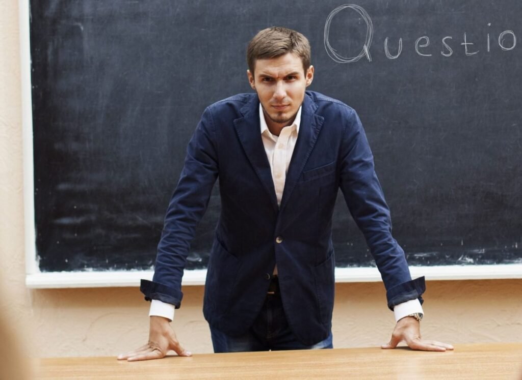 profesor supărat xacare sta la catedră