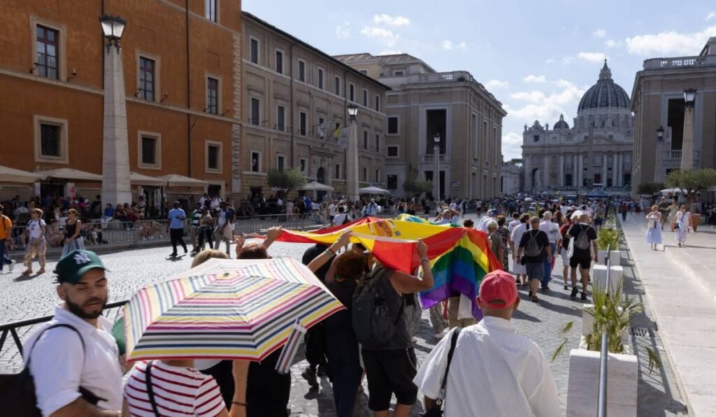 Comunitatea LGBT+ în timpul vizitei de la Vatican, aceștia dus steagul comunității spre centrul statului Vatican