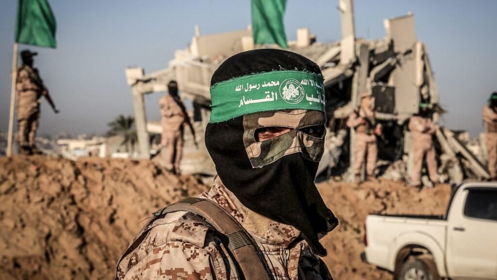 Imagine cu un luptător Hamas. Acesta are chipul acoperit