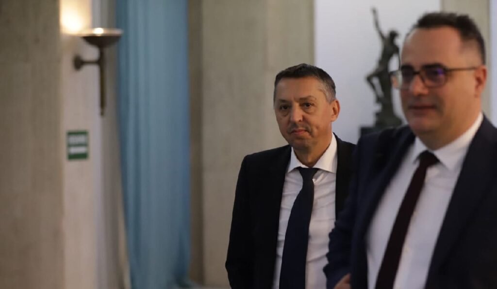 „Profesorii se bazează pe bun-simț și pe cele 10 porunci” Ministrul Educației, Daniel David, în costum negru, cămașă albă și cravată neagră, surprins de reporterii Libertatea pe holurile Guvernului - 15 septembrie 2025