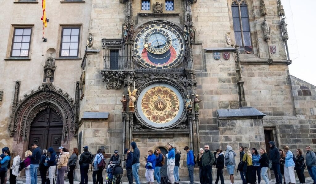 Lansarea noii cărți a scriitorului american Dan Brown, Secretul tuturor secretelor, a cărei acțiune se desfășoară la Praga, 9 septembrie 2025, Praga. În imagine se vede coada înainte de începerea evenimentului.