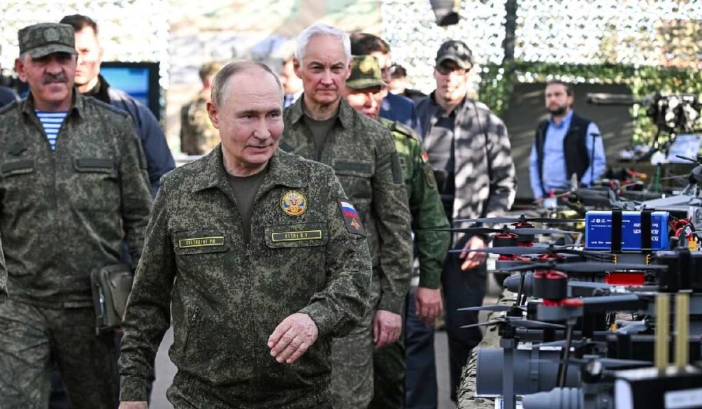 „Un circ. Așa se atacă cowboy-ii” Vladimir Putin îmbrăcat într-o uniformă militară la Zapad 2025