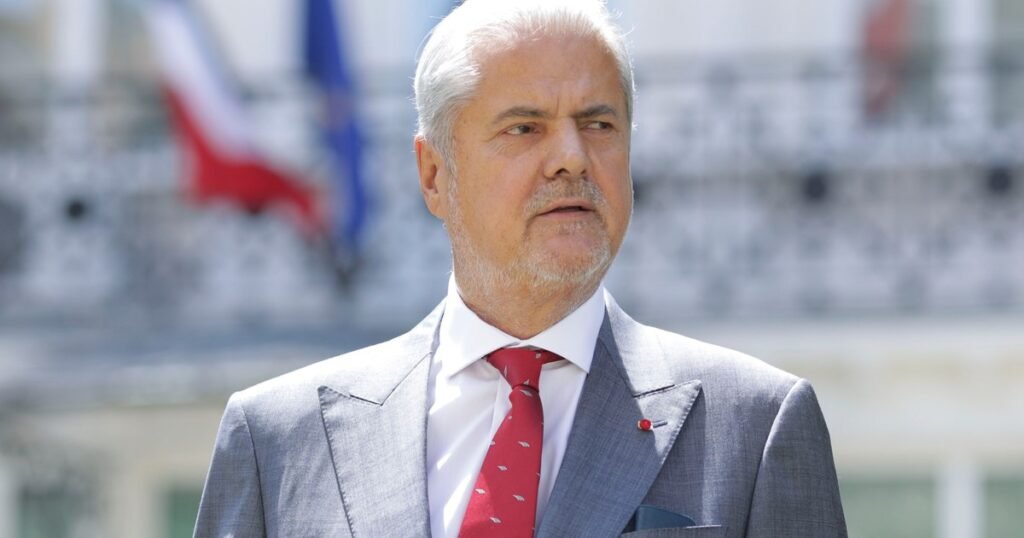 „Un oarecare păcălici”. Adrian Năstase îl ironizează pe Vlad Gheorghe, după ce acesta a cerut retragerea beneficiilor pentru fundația fostul premier „Un oarecare păcălici”. Adrian Năstase îl ironizează pe Vlad Gheorghe, după ce acesta a cerut retragerea beneficiilor pentru fundația fostul premier