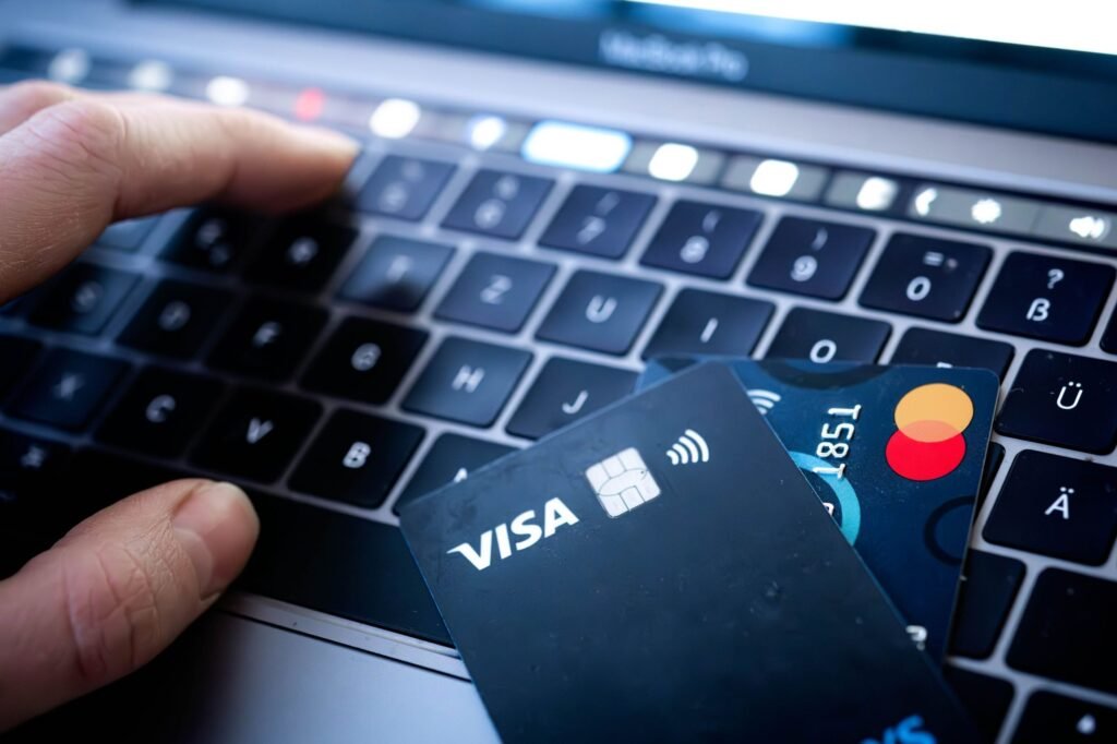 Cum au furat românii sute de mii de euro prin metoda „bancherului”, în Germania. 27 de suspecți, într-o rețea internațională de escroci