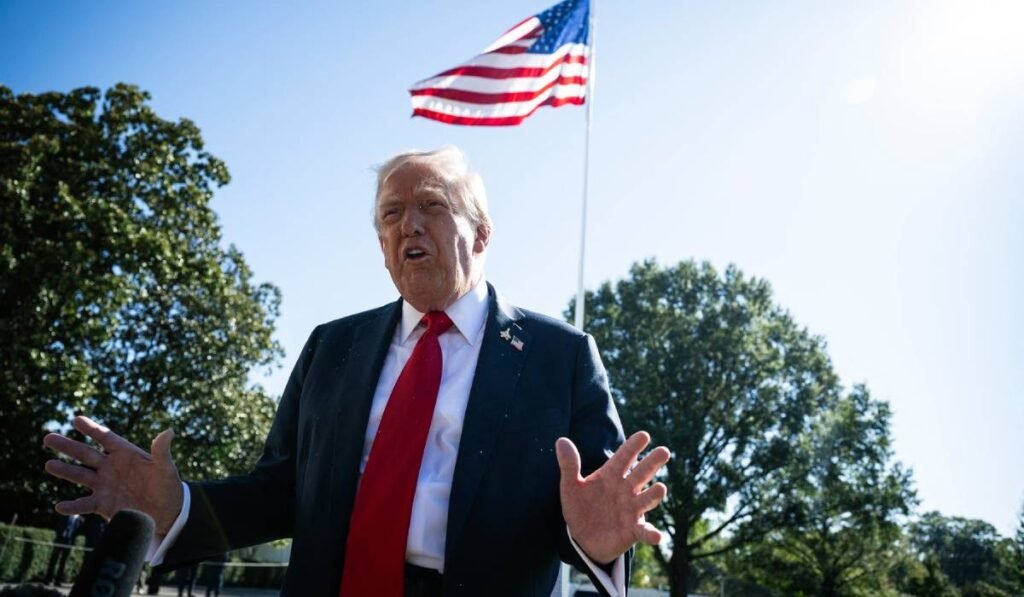 Administrația Trump amenință și anunță concedieri în masă dacă președintele va considera că negocierile privind shutdown-ul „nu duc nicăieri” Președintele american Donald Trump în curtea de la Casa Albă, este fotografiat de jos, iar în spatele său se vede steagul Americii