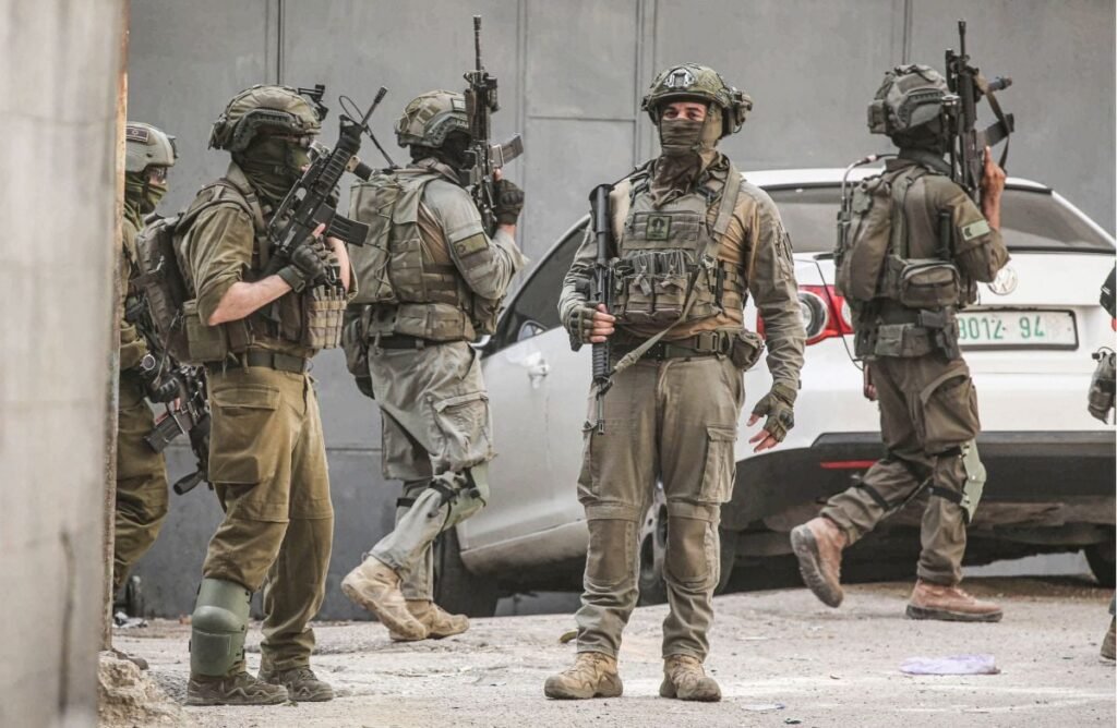 Benjamin Netanyahu a ordonat armatei israeliene să lanseze „atacuri puternice” asupra Fâșiei Gaza Soldați israelieni fac un raid în tabăra de refugiați Balata din Nablus, 11 august 2025