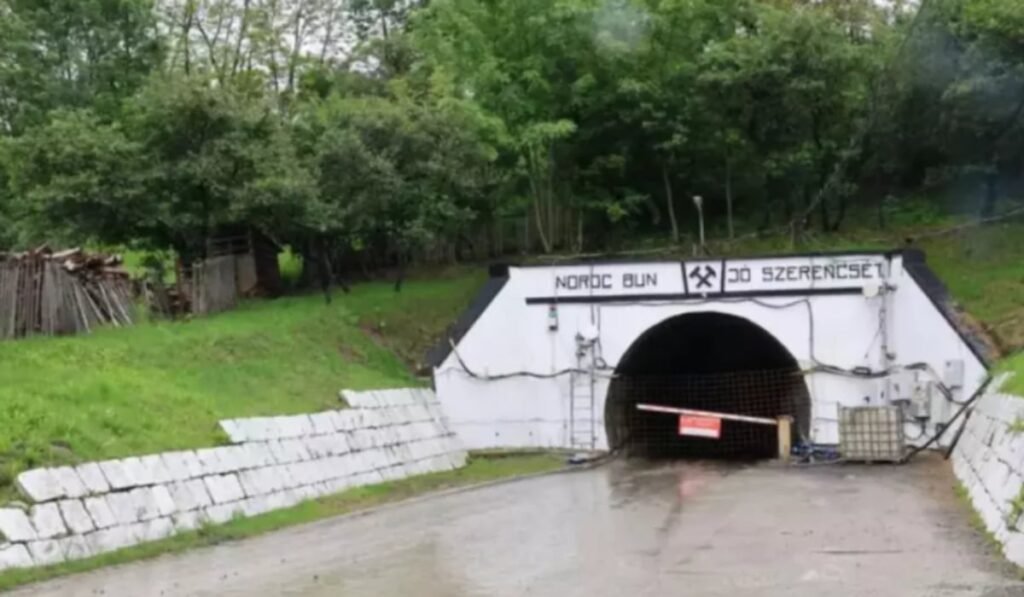 Care este situația la 4 luni de la dezastrul din Praid Intrarea în Salina Praid din România, care are un tunel arcuit vopsit în alb. Deasupra intrării sunt scrise cuvintele "NOROC BUN" și "JÓ SZERENCSET"