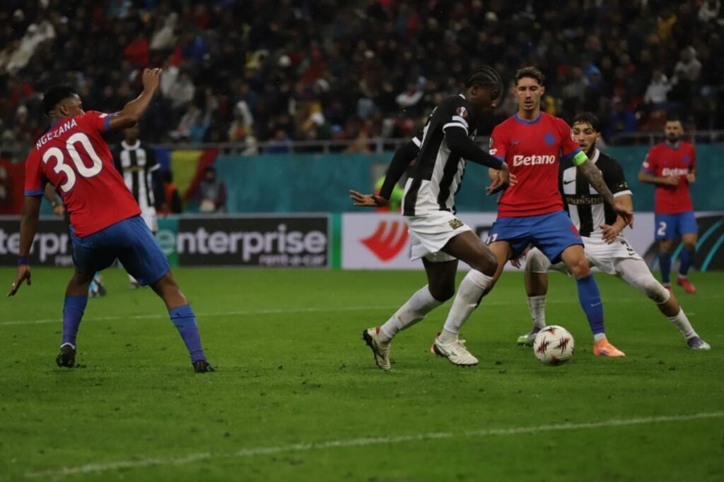 Fază din meciul FCSB - Young Boys Berna, disputat în grupa principală din Liga Europa