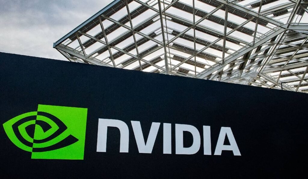 Ce a făcut ca Nvidia să se apropie de valoarea record de 5 trilioane de dolari Sigla companiei de cipuri Nvidia, fotografiată la sediul central din Silicon Valley.