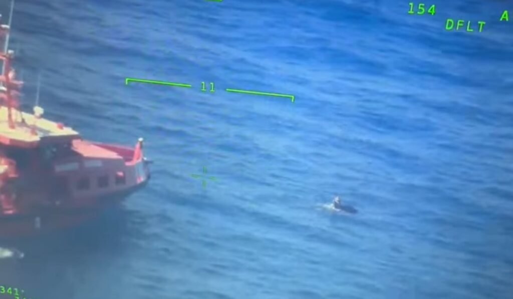 Un om pe un ski-jet care plutește