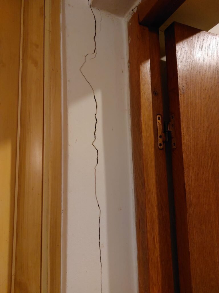 Cutremur la minut pentru bucureștenii de lângă șantierul M6 de la 1 Mai. Li s-au fisurat casele. Cine și când îi ajută să le repare?