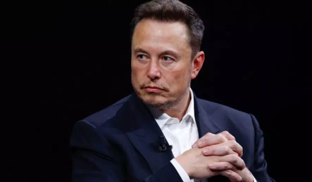 Elon Musk îmbrăcat în sacou negru și cămașă albă