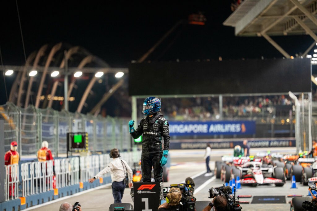 George Russell, pole spectaculos la Singapore. Mercedes surprinde în fața Red Bull și McLaren George Russell, pole spectaculos la Singapore. Mercedes surprinde în fața Red Bull și McLaren