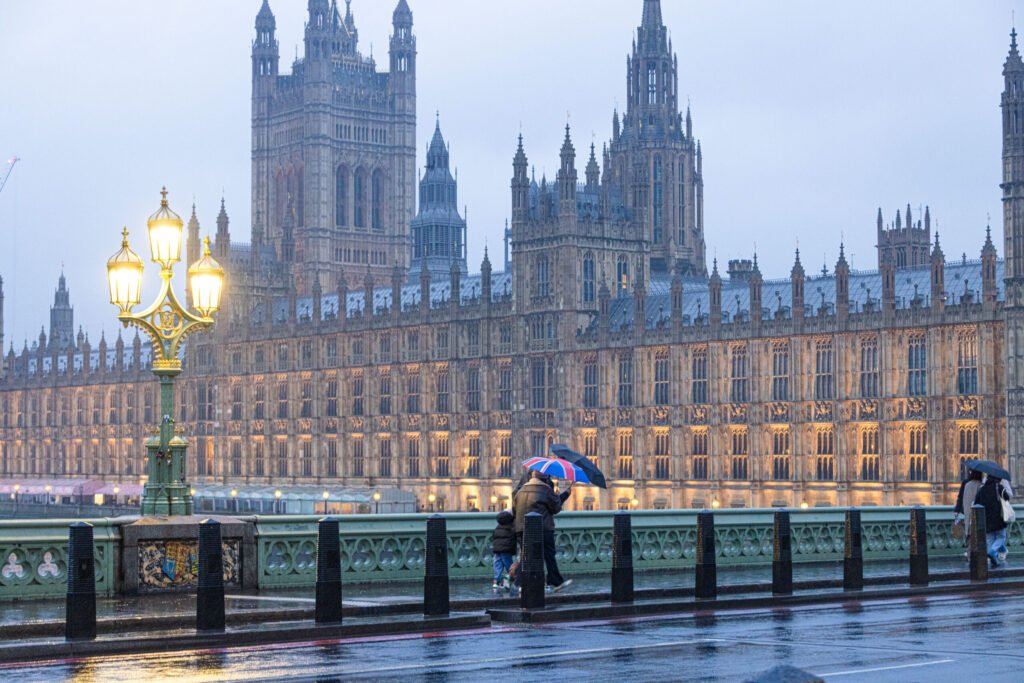 Guvernul britanic nu exclude majorări de taxe