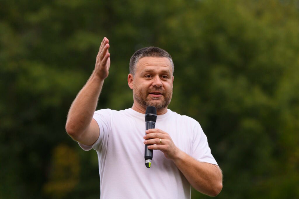 Îi cer să nu mai exploateze politicianismele Îi cer să nu mai exploateze politicianismele