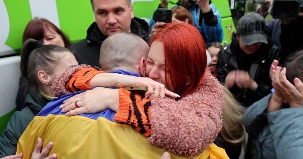 Imagini emoționante în Ucraina, unde sute de prizonierii s-au întors acasă după ani de detenție în Rusia Imagini emoționante în Ucraina, unde sute de prizonierii s-au întors acasă după ani de detenție în Rusia