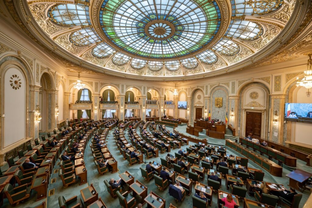 Legea majoratului online a fost adoptată de Senat. Ce presupune